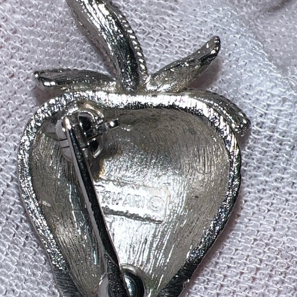 Vintage Miniature 1" Trifari Brushed Silver Plated Strawberry Pin Brooch - Picture 10 of 16